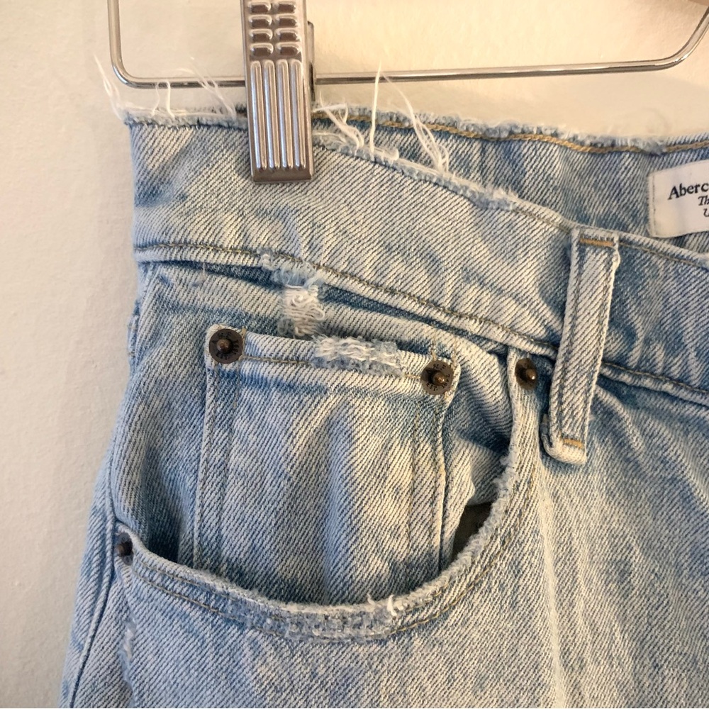 Alercrombie & Fitch Ultra High Rise 90s Straight Jean - Picture 4 of 9